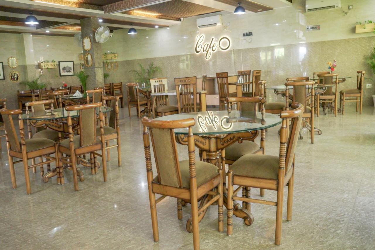 Collection O 4731 Hotel Surya Continental ลัคเนา ภายนอก รูปภาพ