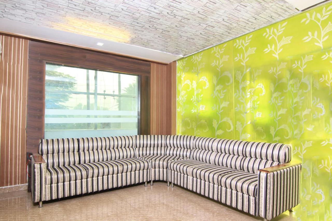 Collection O 4731 Hotel Surya Continental ลัคเนา ภายนอก รูปภาพ